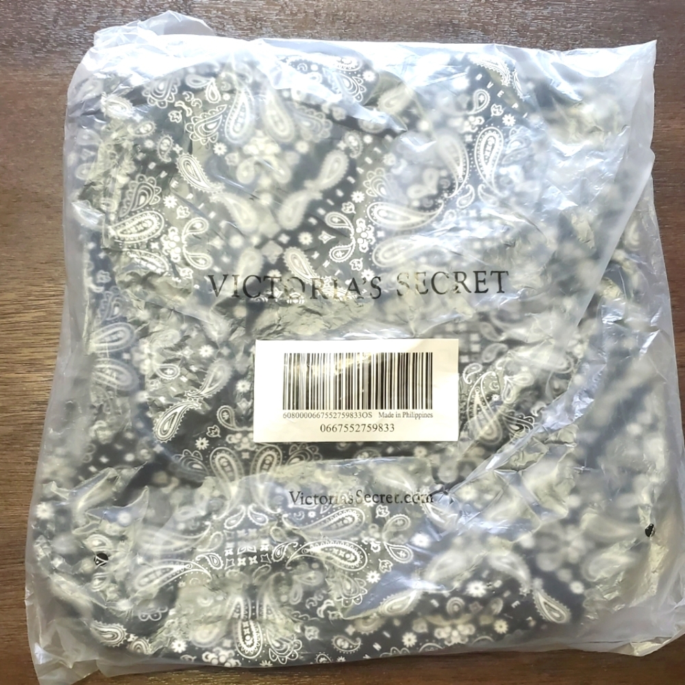 New Victoria's Secret Black & White Bandana Backpack Purse - Picture 8 of 8